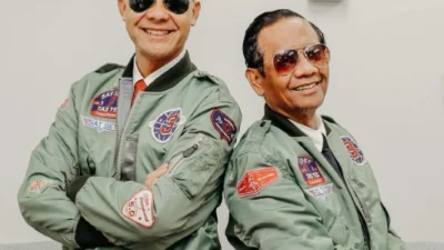 Ganjar-Mahfud Pakai Jaket Bomber ala Top Gun di Debat Capres, Ternyata Segini Harganya (image from Instagram @ganjar_pranowo)