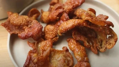 Resep Spicy Chicken Skin, Kreasi Sajian Kulit Ayam yang Menggoda Lidah (image from screenshot Youtube Devina Hermawan)