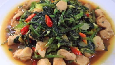 Resep Tumis Kangkung Ayam, Sajian Sederhana yang Mengenyangkan (image from screenshot Youtube dapur bu yun)