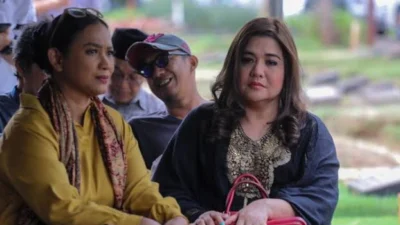 Cornelia Agatha Tertunduk Lesu Ketika Menghadiri Pemakaman Rizal Ramli