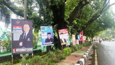 DLHK Karawang Layangkan Protes ke Bawaslu, Geram APK Terpaku di Pohon