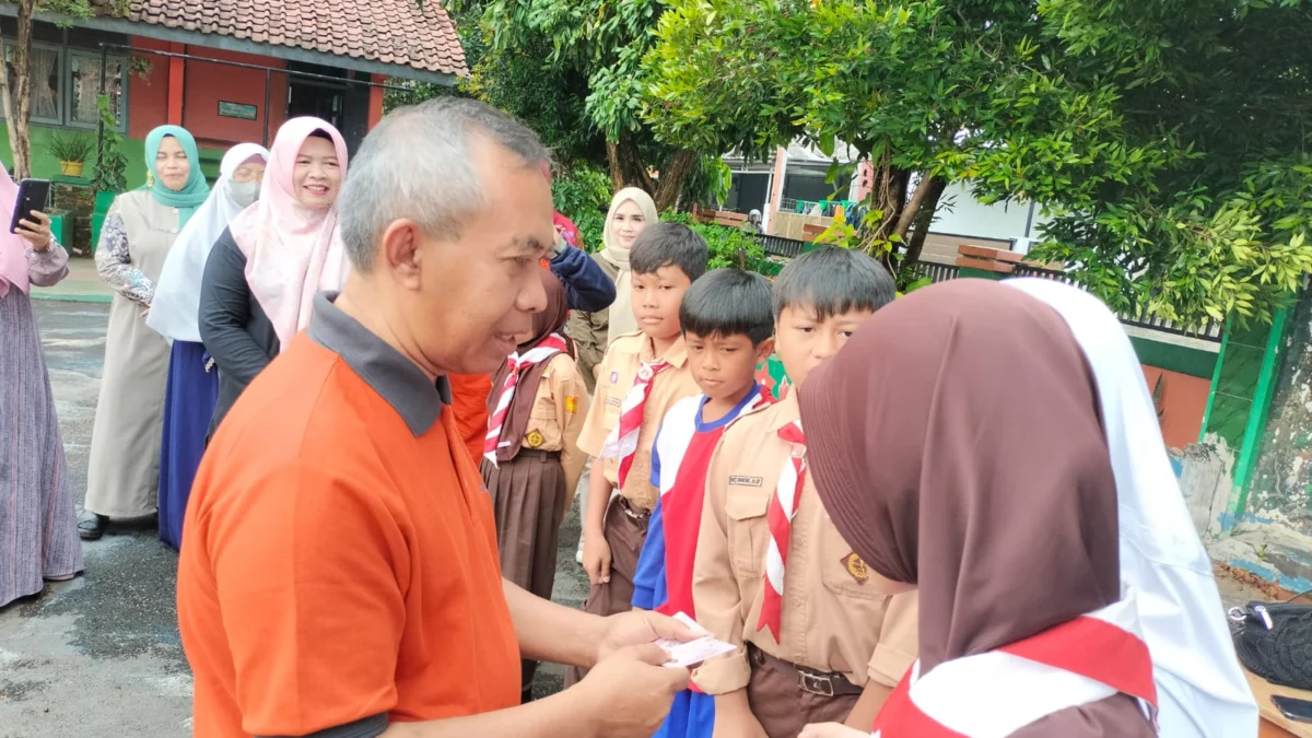 Disdukcapil Bersama DP2KBP3A dan FAGOR Bagikan KIA Kepada Siswa 