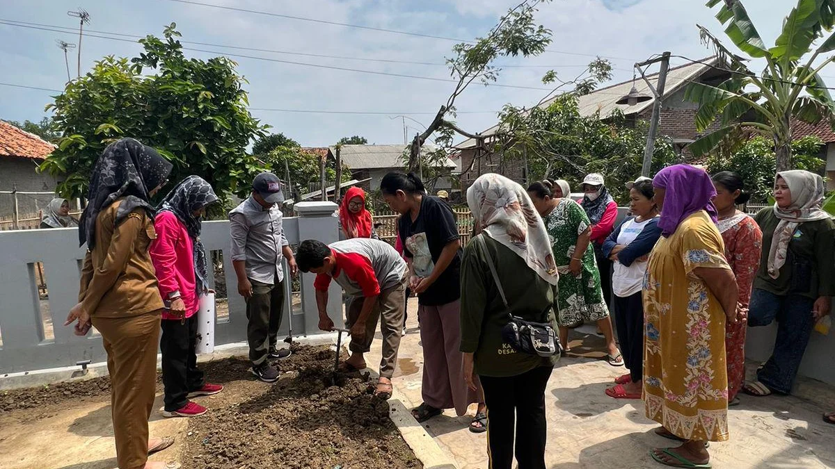 Tingkatkan Kewaspadaan Banjir Kades Ciasembaru Ajak Warga Bangun Biopori