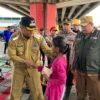 Pj Bupati Subang Tinjau Pengungsi Banjir di Bawah Flyover Pamanukan 