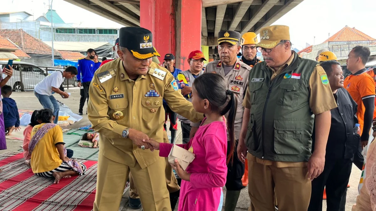 Pj Bupati Subang Tinjau Pengungsi Banjir di Bawah Flyover Pamanukan 