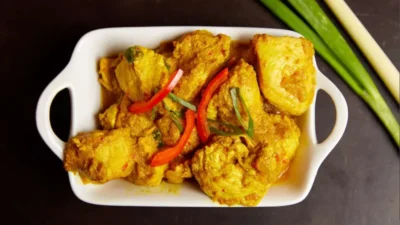 Ayam Bumbu Kuning untuk Menu Santap dengan Nasi Hangat, Menggoda Banget! (Image From: Toine's Kitchen)