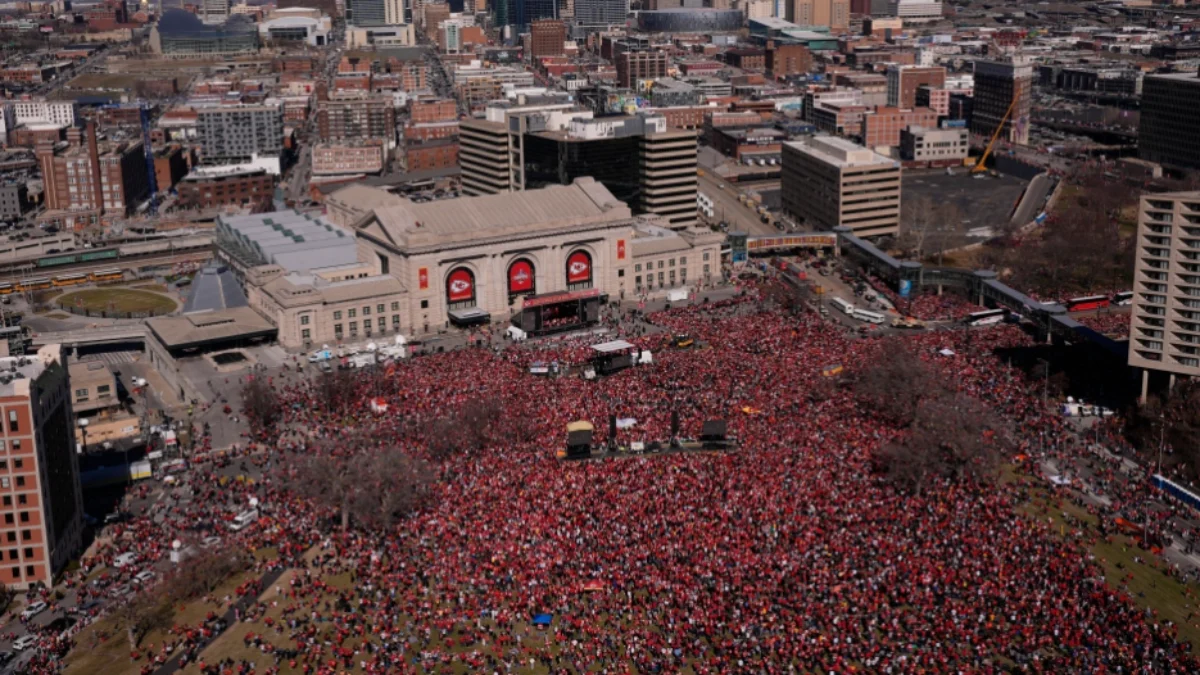 Terjadi Penembakan di Kansas City saat Parade Super Bowl Menyebabkan 21 Orang Terluka (Image From: CP24)