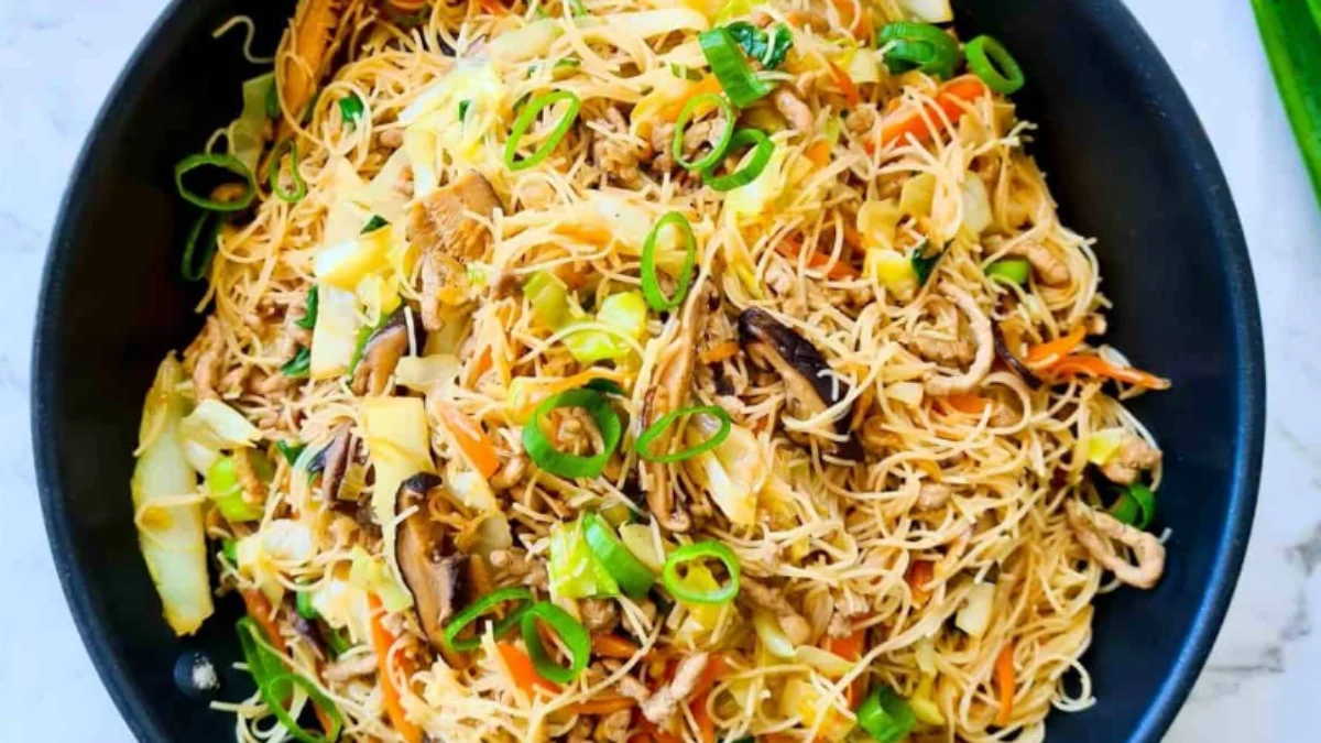 Resep Bihun Goreng ala Restoran Cina yang Punya Cita Rasa Khas dan Lezat (Image From: Casually Peckish)