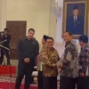 Suasana Hangat di Seputar Sidang Kabinet, AHY dan Moeldoko Salaman