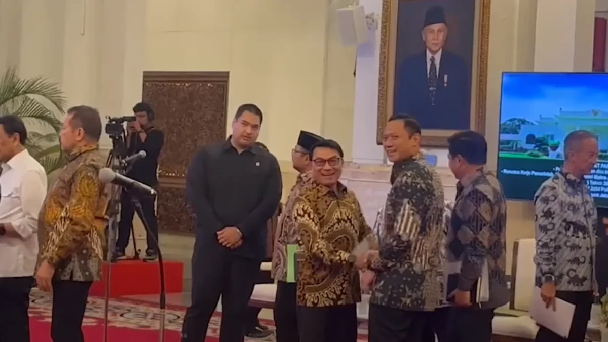 Suasana Hangat di Seputar Sidang Kabinet, AHY dan Moeldoko Salaman