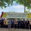 FOTO BERSAMA. Jajaran Rektorat, Dekanat serta Pembina dan Pengurus Yayasan Pendidikan Islam Universitas Islam Dr. K.H. E.Z. Muttaqien berfoto bersama usai pelantikan. ADAM SUMARTO/PASUNDAN EKSPRES