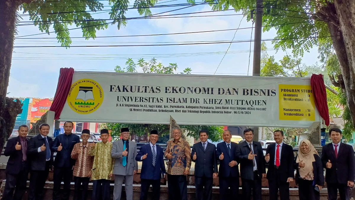 FOTO BERSAMA. Jajaran Rektorat, Dekanat serta Pembina dan Pengurus Yayasan Pendidikan Islam Universitas Islam Dr. K.H. E.Z. Muttaqien berfoto bersama usai pelantikan. ADAM SUMARTO/PASUNDAN EKSPRES