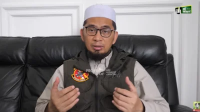 Pendapat Ustadz Adi Hidayat bayar kuliah dengan Pinjol