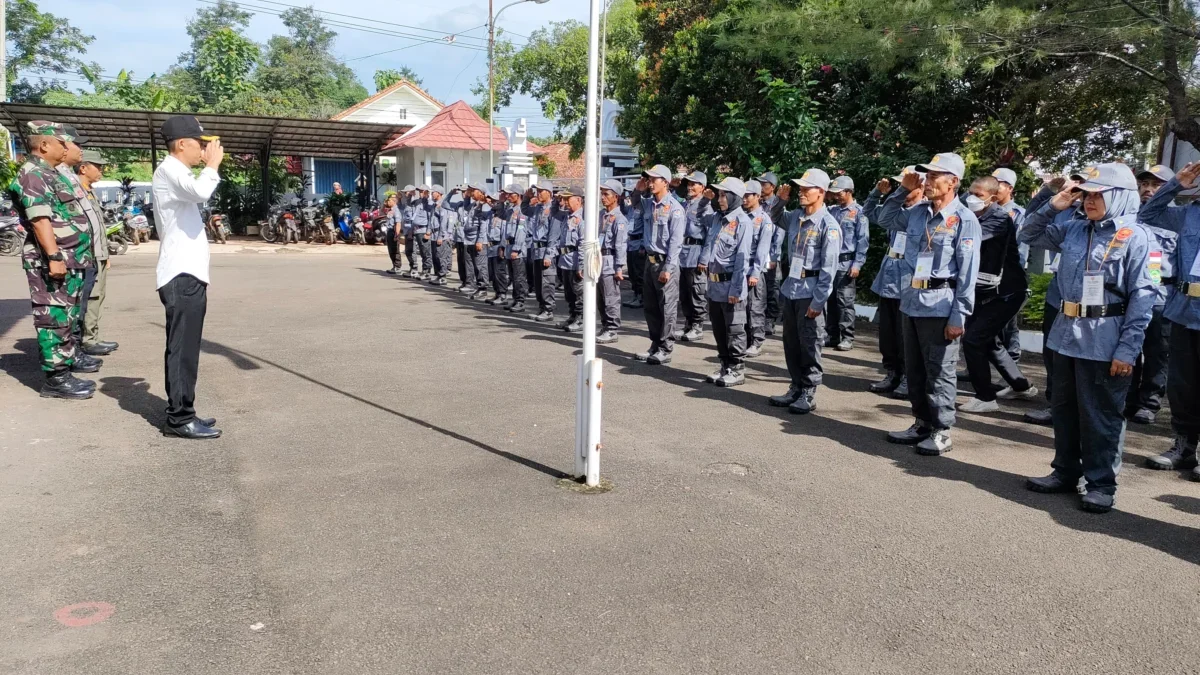 DADAN RAMDAN/PASUNDAN EKSPRES PELATIHAN: Pasukan Linmas saat mengikuti apel saat Bimtek Linmas di Kecamatan P