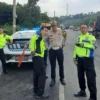 MELINTANG. Kondisi truk kontainer yang jatuh melintang setelah gagal nanjak di di Jalur A di Ruas Jalan Tol Ci