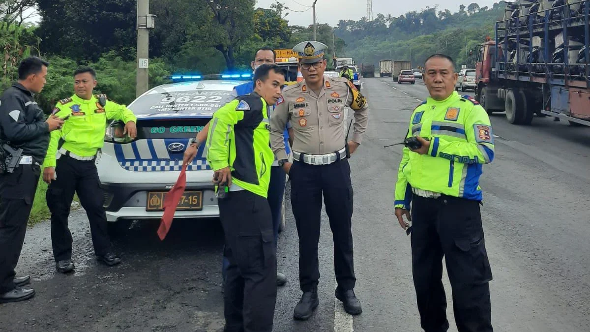 MELINTANG. Kondisi truk kontainer yang jatuh melintang setelah gagal nanjak di di Jalur A di Ruas Jalan Tol Ci