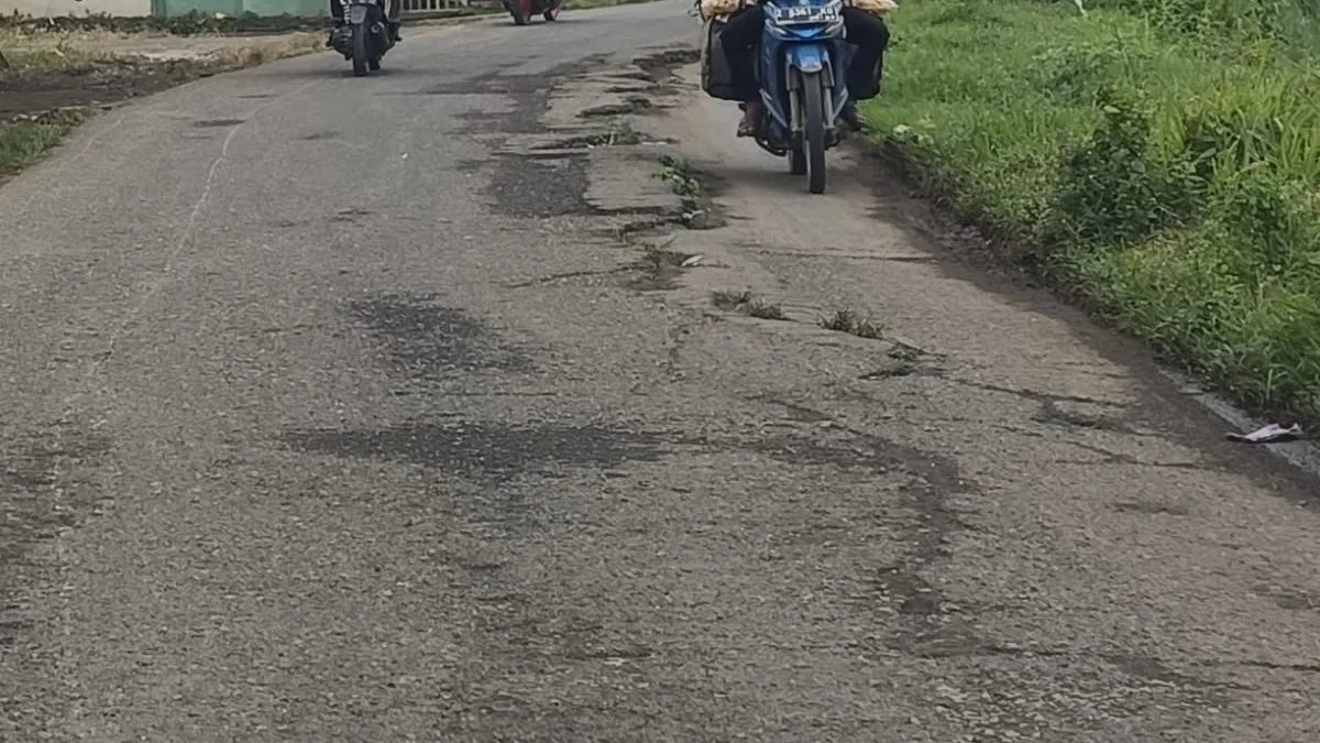 Jalur Rangasdengklok Rusak, Ancam Keselamatan Pengguna Jalan