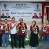 DADAN RAMDAN/PASUNDAN EKSPRES PENGHARGAAN: Penyerahan penghargaan kepada para juara lomba kegiatan peringatan