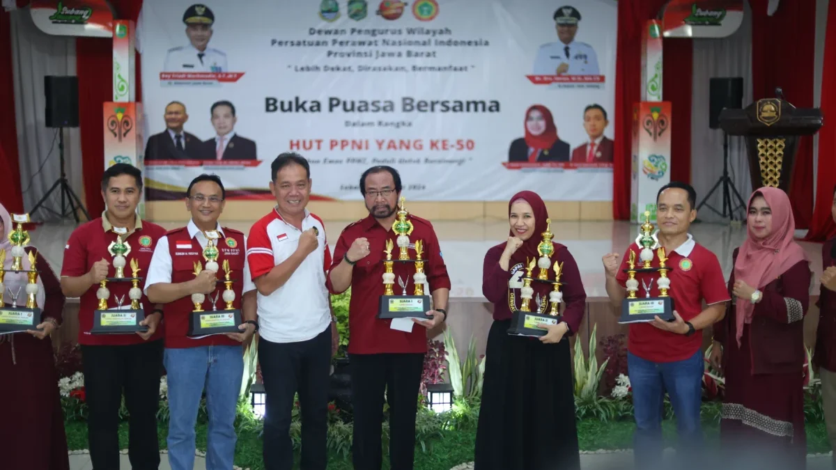 DADAN RAMDAN/PASUNDAN EKSPRES PENGHARGAAN: Penyerahan penghargaan kepada para juara lomba kegiatan peringatan