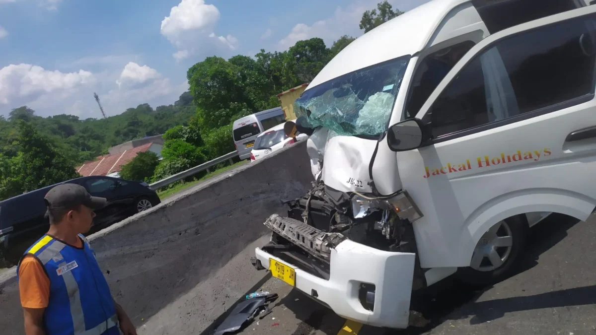 BERUNTUN. Tiga kendaraan mengalami tabrakan beruntun di ruas jalan Tol Cipularang, tepatnya di kilometer 80 B,