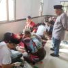 DADAN RAMDAN/PASUNDAN EKSPRES PEDULI SOSIAL: Ketua DPC MPH Kabupaten Subang Bob Erik bersama Sekmat Kecamatan