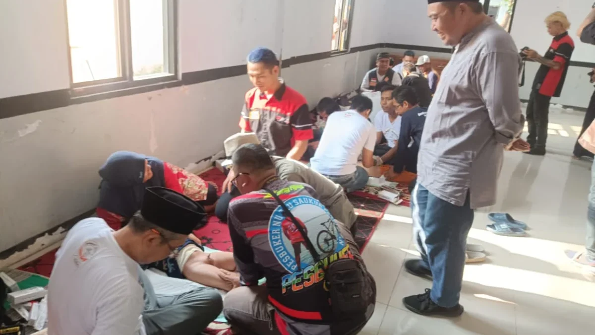 DADAN RAMDAN/PASUNDAN EKSPRES PEDULI SOSIAL: Ketua DPC MPH Kabupaten Subang Bob Erik bersama Sekmat Kecamatan