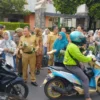 TAKJIL SAYURAN. Puluhan ibu-ibu yang tergabung dalam Kelompok Wanita Tani Bina Lestari Kabupaten Purwakarta me