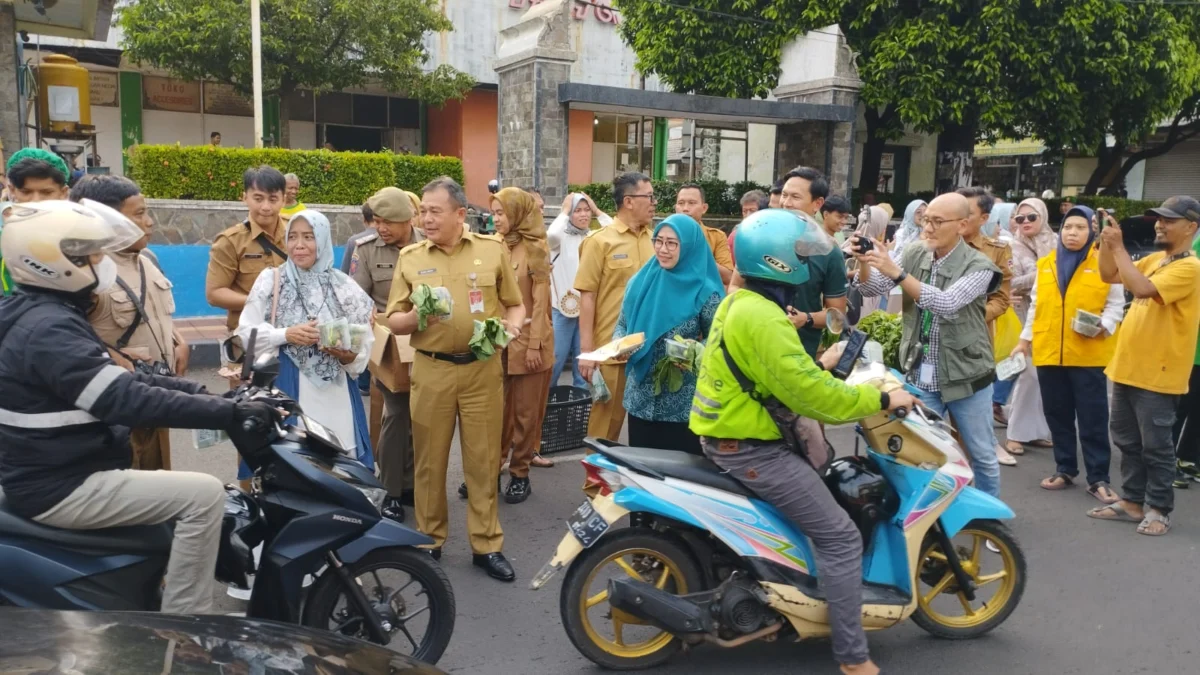 TAKJIL SAYURAN. Puluhan ibu-ibu yang tergabung dalam Kelompok Wanita Tani Bina Lestari Kabupaten Purwakarta me