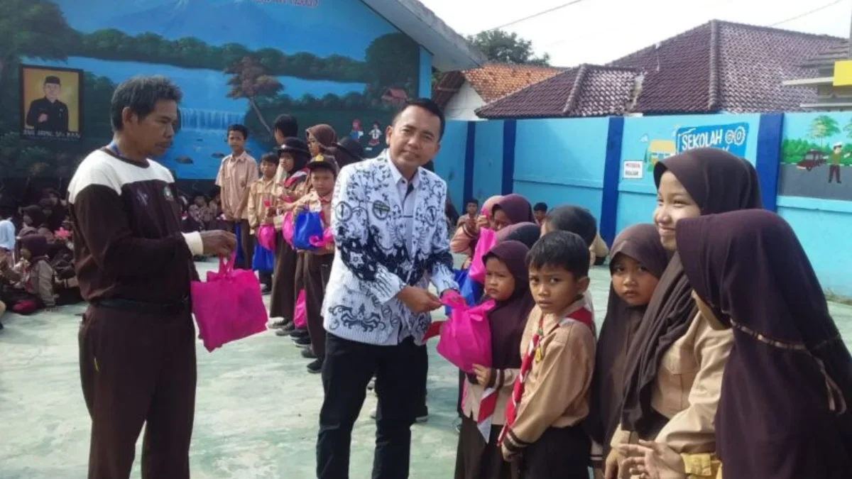 DADAN RAMDAN/PASUNDAN EKSPRES BERBAGI: Kepala SDN Margahayu Kecamatan Cibogo secara simbolis menyerahkan ranta