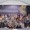 FOTO BERSAMA. Komunitas Pembawa Acara Purwakarta menggelar tradisi Ramadan menyantuni anak yatim piatu yang di