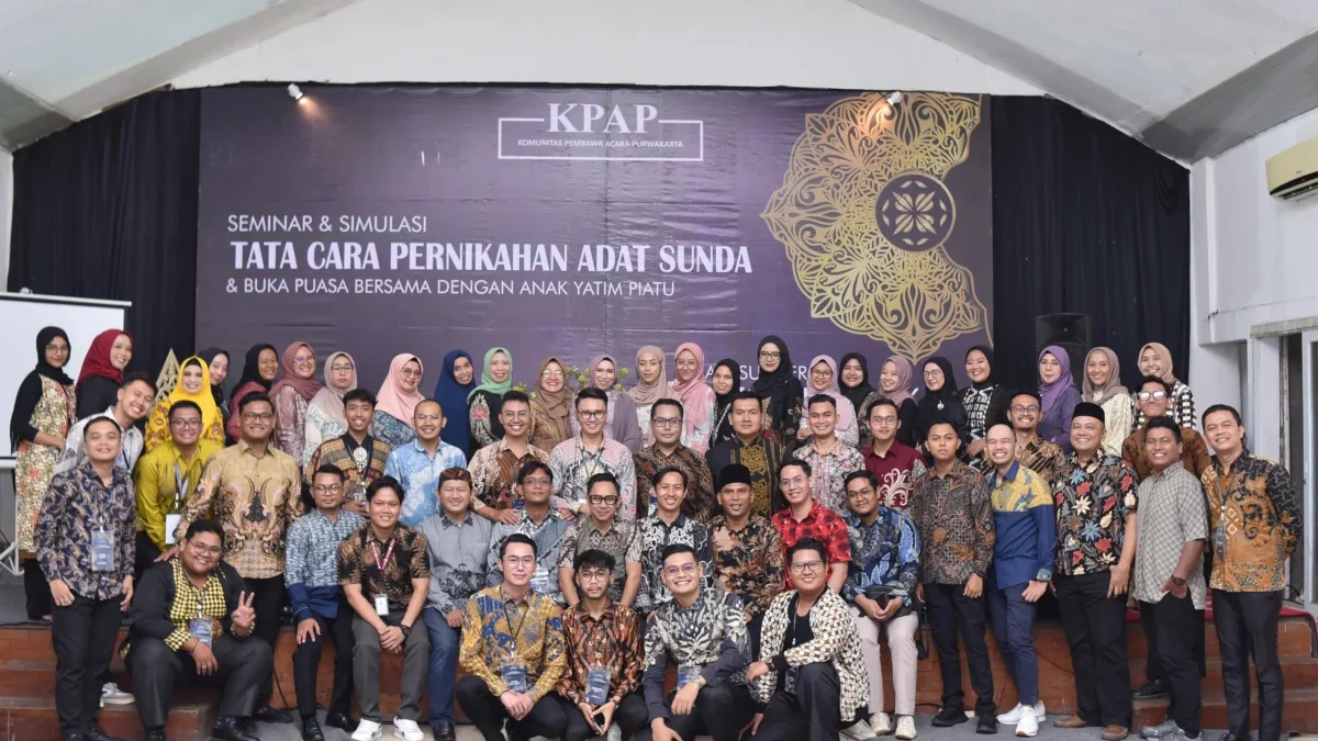 FOTO BERSAMA. Komunitas Pembawa Acara Purwakarta menggelar tradisi Ramadan menyantuni anak yatim piatu yang di