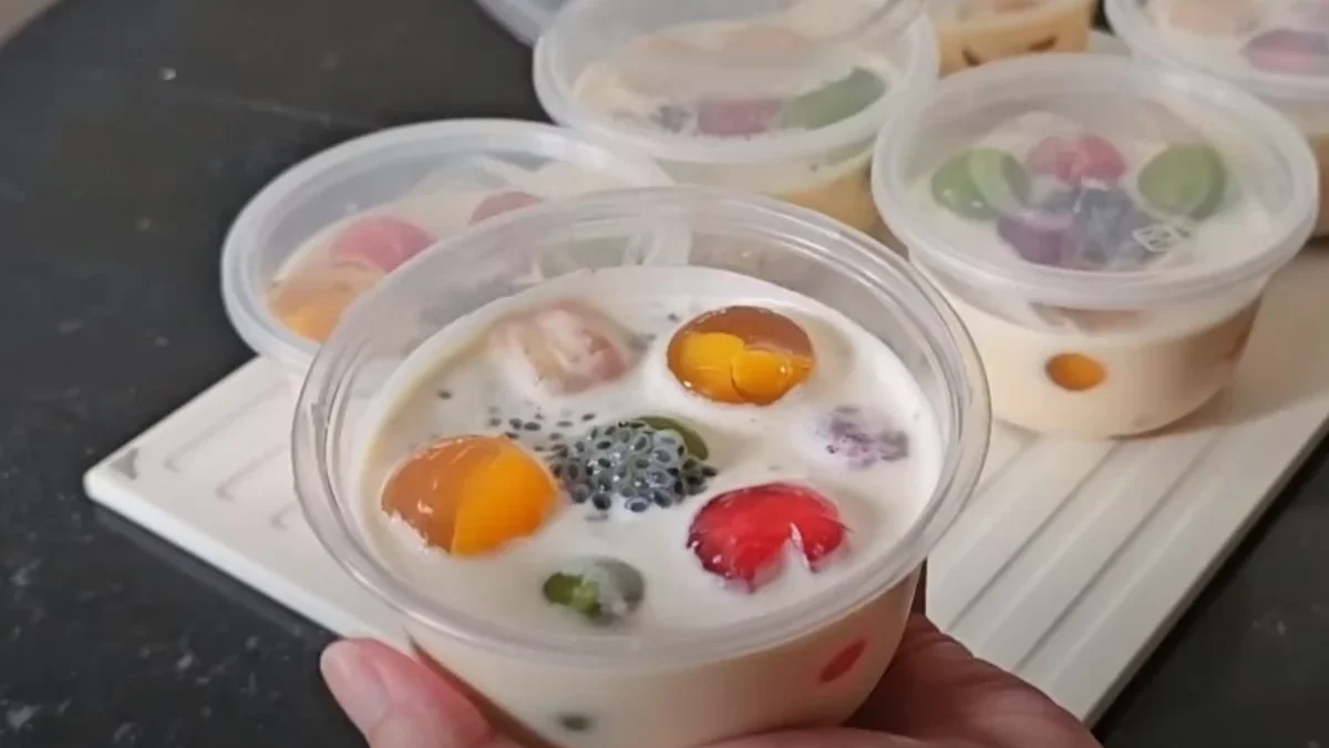 Cara Membuat Fruity Jelly Ball Viral. (Sumber Gambar: Screenshot via YouTube Cooking with Hel)