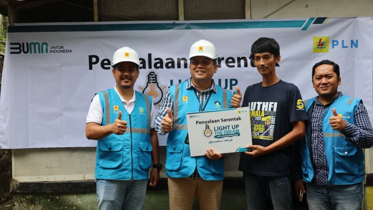 PLN UP3 Purwakarta Nyalakan Harapan Sambung Listrik Gratis 11 Keluarga Kurang Mampu.