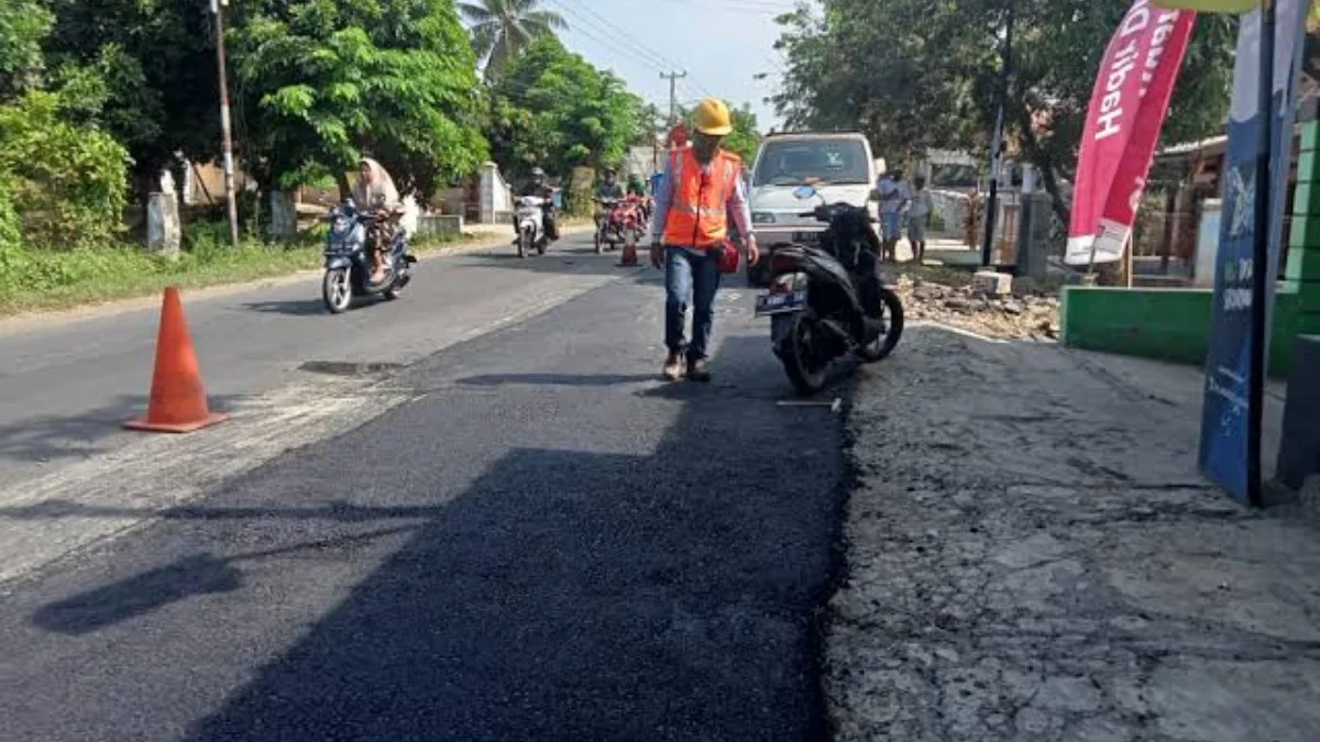 Jelang Arus Mudik Lebaran, Pemkab Karawang Sigap Lakukan Perbaikan Jalan 