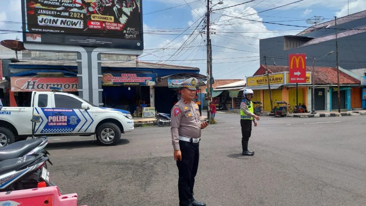 CINDY DESITA PUTRI/PASUNDAN EKSPRES. Kanit Gakkum Lantas Polres Subang, Ipda Endang Sudrajat saat mengatur la