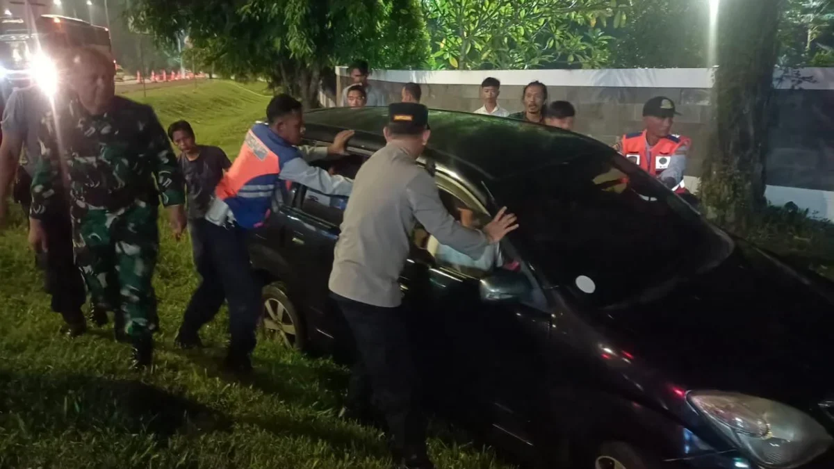 Pengemudi Mengantuk Minibus Pemudik Terperosok ke Parit