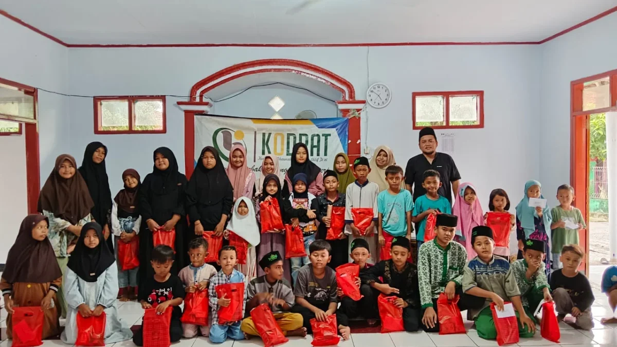 Kodrat Compreng Bagikan Santunan Buat Anak Yatim dan Dhuafa