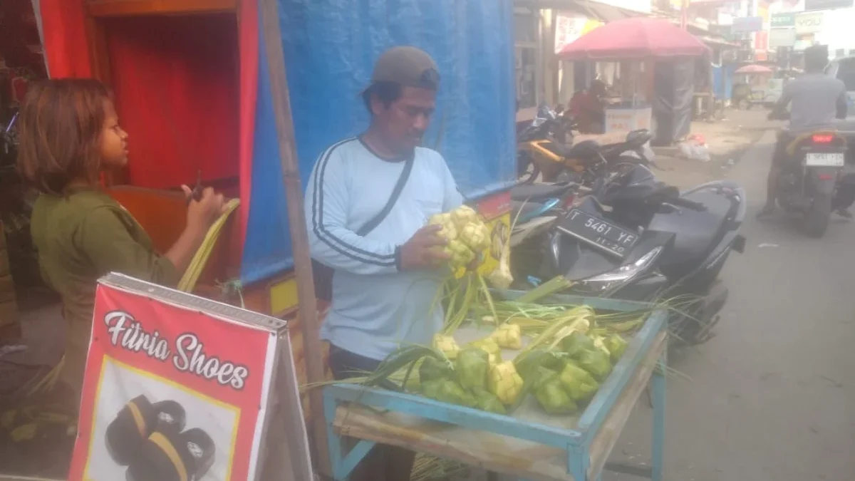 Berkah Lebaran Jualan Ketupat, Raup Untung Berlipat