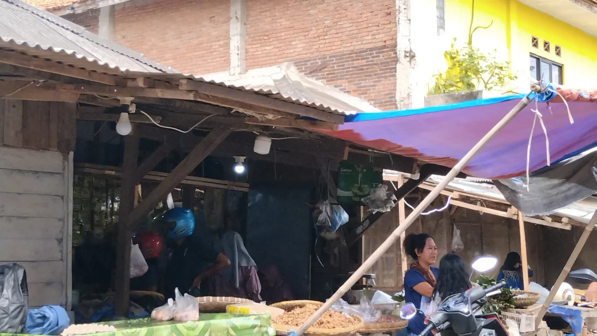 Pasar Terminal Subang Sepi Pengunjung, Banyak Ruko Tutup Jelang H-1 Lebaran