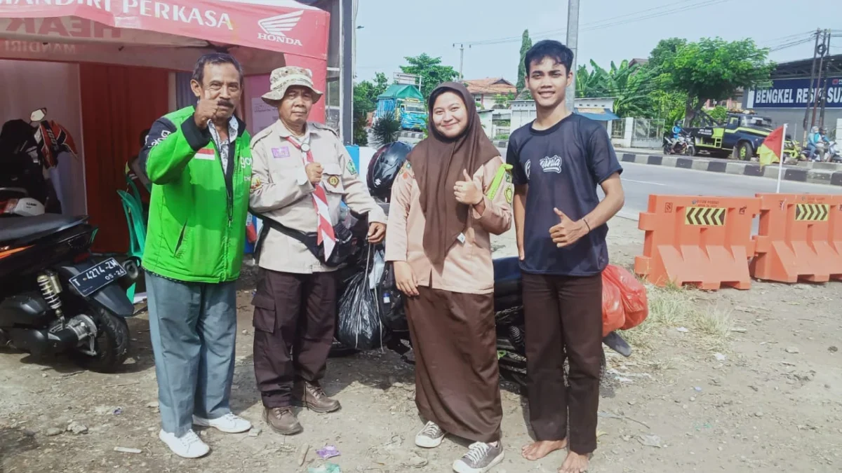 Tim Medis Bareng Pramuka Bantu Pemudik Yang Kelelahan