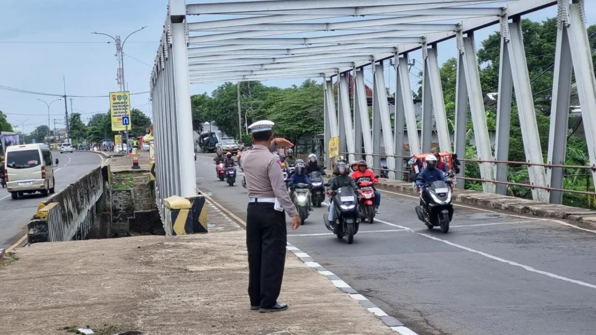 CINDY DESITA PUTRI/PASUNDAN EKSPRES.  Arus balik dari arah Cirebon menuju Jakarta didominasi kendraan roda du