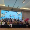 FOTO BERSAMA. Pj Bupati Purwakarta Benni Irwan berfoto bersama jajaran panitia dan para tamu halalbihalal yang