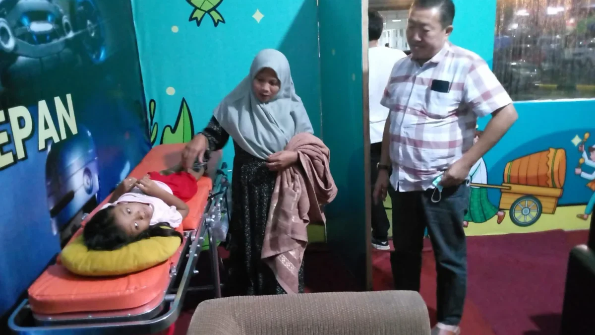 CINDY DESITA PUTRI/PASUNDAN EKSPRES. Kepala Dinas Kesehatan Kabupaten Subang, dr. Maxi kanan saat minitoring