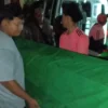 CINDY DESITA PUTRI/PASUNDAN EKSPRES. Korban pembacokan asal Warga Desa Ciasem Tengah saat tiba di rumah duka