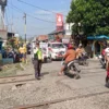 Terobos Perlintasan Kereta Api, Pengendara Motor Beat Tertabrak