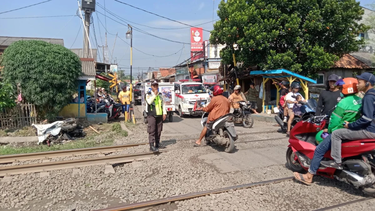 Terobos Perlintasan Kereta Api, Pengendara Motor Beat Tertabrak