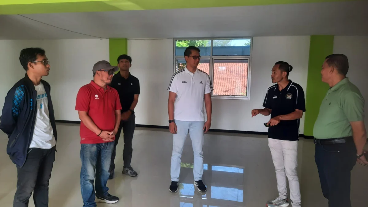 MUHAMMAD FAISHAL/PASUNDNA EKSPRES  PSSI memeriksa persiapan sarana pra saran di Stadion Persikas jelang Liga