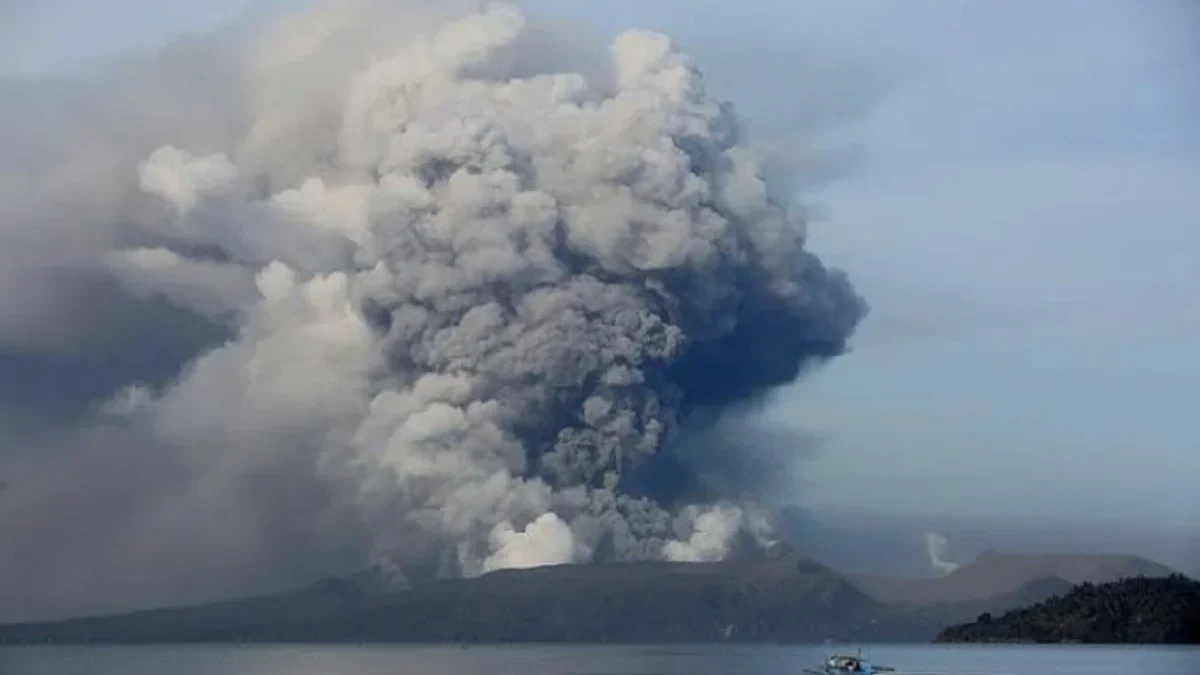 BNPB Peringatkan Potensi Tsunami Akibat Erupsi Gunung Ruang di Sulawesi Utara