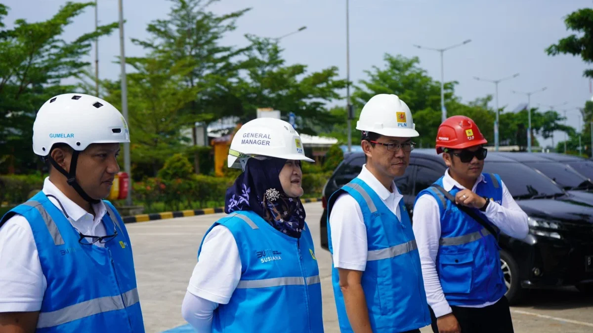 GM PLN Jabar Inspeksi SPKLU di Hari Pertama Mudik Lebaran 2024 dan Ajak Update Aplikasi PLN Mobile