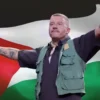 Aksi Rapper Macklemore dalam Membela Palestina. (Sumber Edited Photo: The Express Tribune)